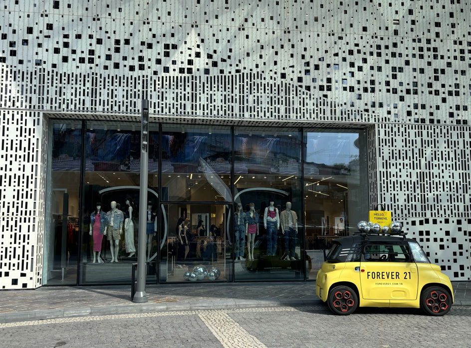 Forever 21 Opens Its First Store in Türkiye at Vadistanbul.